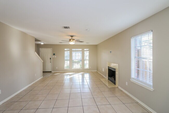 Foto del edificio - 8206 Holmwood Dr