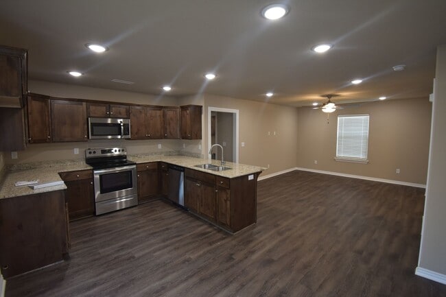 Building Photo - Nice 3 Bedroom 2 Bath Home!!