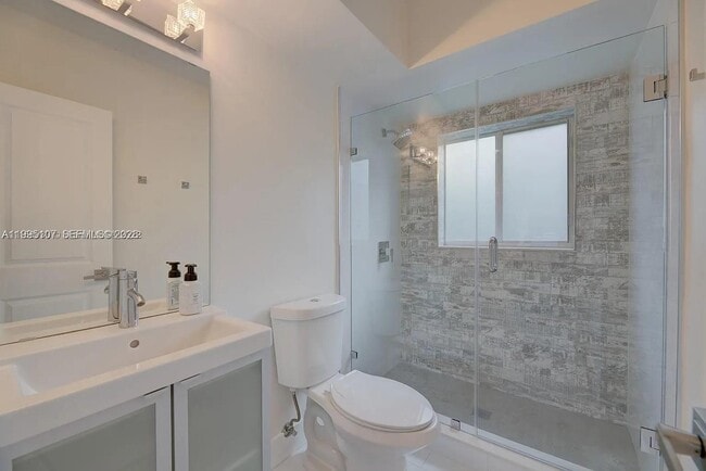 Foto del edificio - 81 Edgewater Dr