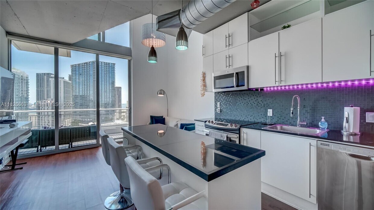 Foto principal - 690 SW 1st Ct