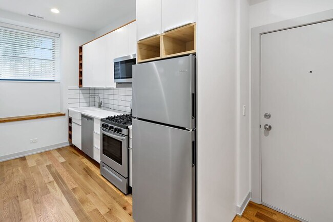 Foto del edificio - 323 E 44th St