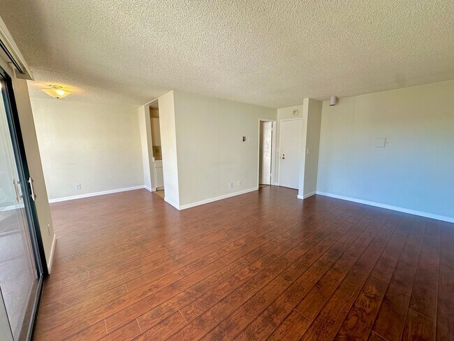 Foto del edificio - $500 OFF FIRST MONTH RENT - 1 Bed 1 Bath Available in Watergate Complex of Emeryville!!!