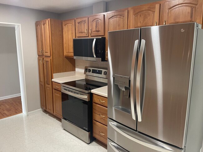 Kitchen all new upscale appliances - 1609 Maplegreen Ln