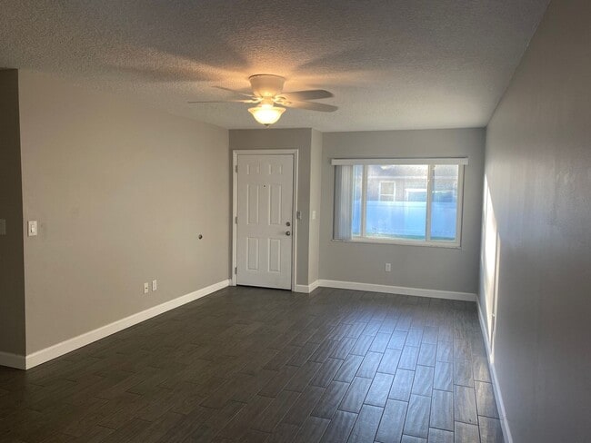 Building Photo - 2 Bedroom/2 Bathroom Recently Remodel!