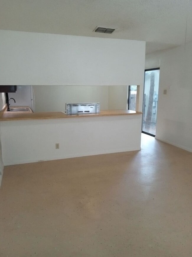 Building Photo - 9655 Bratton Dr