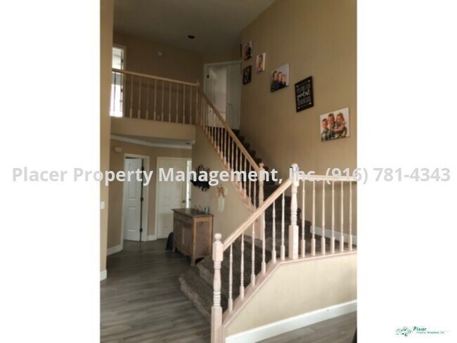Building Photo - Beautiful 5 Bedroom 3 Bathroom home in Roc...