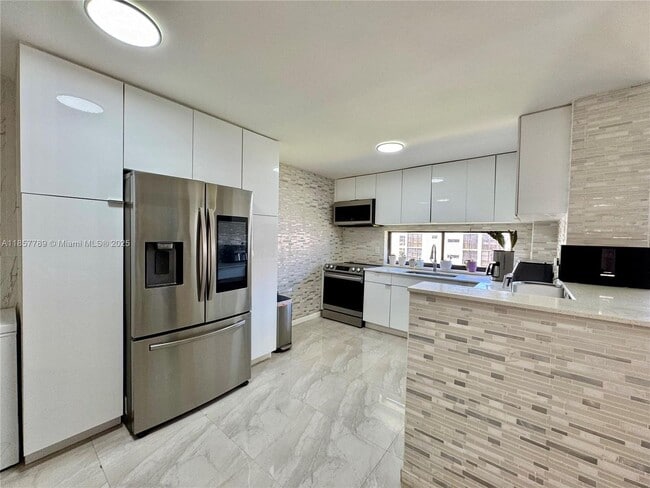 Foto del edificio - 17011 N Bay Rd