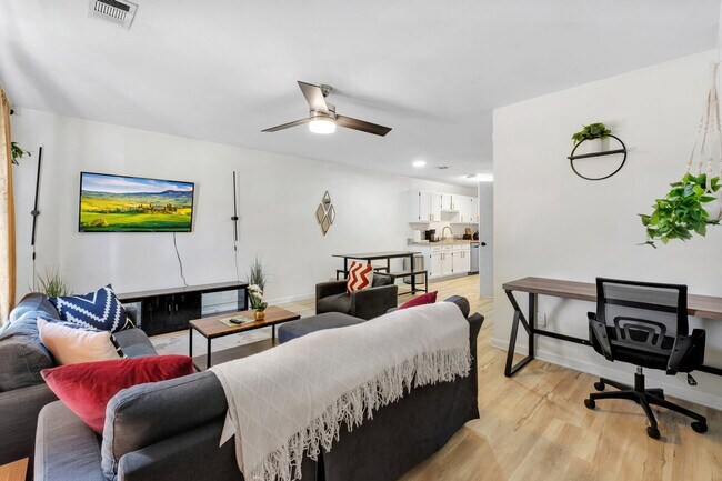 Building Photo - 1308 W Brevard St