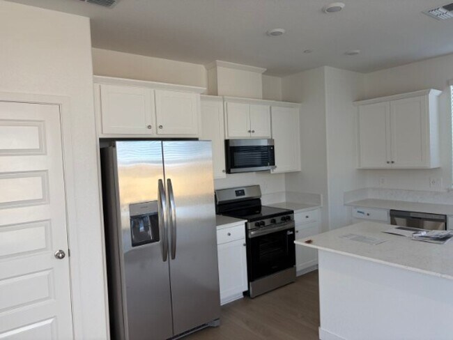 Building Photo - New Lennar 1907 floor plan on large lot that faces a park!