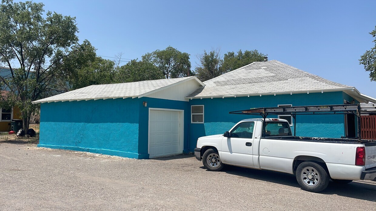 Building Photo - 1106 E Aztec Ave