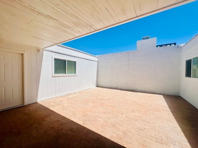 Building Photo - Modern Style Renovated 2 Bedroom with Wash...