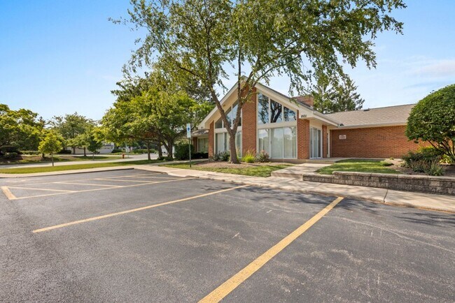 Foto del edificio - Bright 2BR, 1.5BA End Unit with Heated Flo...