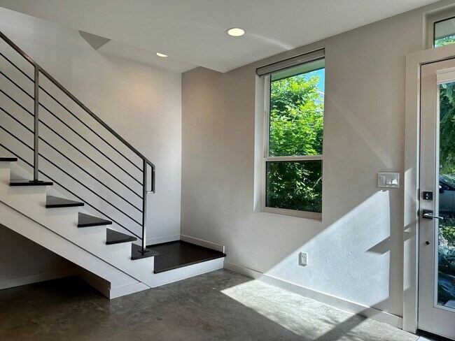 Foto del edificio - Charming and Bright: Rooftop Deck, Greenla...