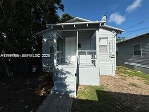 Building Photo - 820 21st St