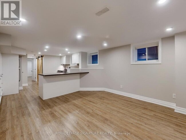 Building Photo - 344 Markham St