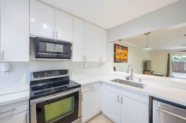 Foto del edificio - 8325 Fairway Rd