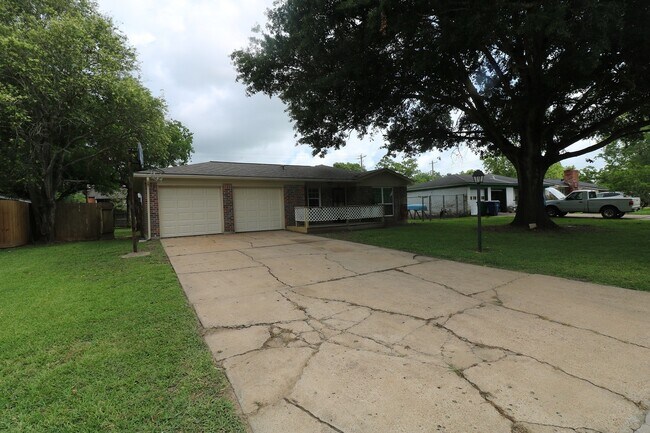 Building Photo - 609 Circle Way