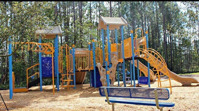 Play lot - 742 servia Dr