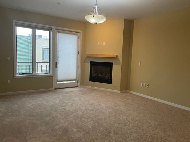 Building Photo - 1 BD / 1 BA Top Floor Peloton Unit! Availa...