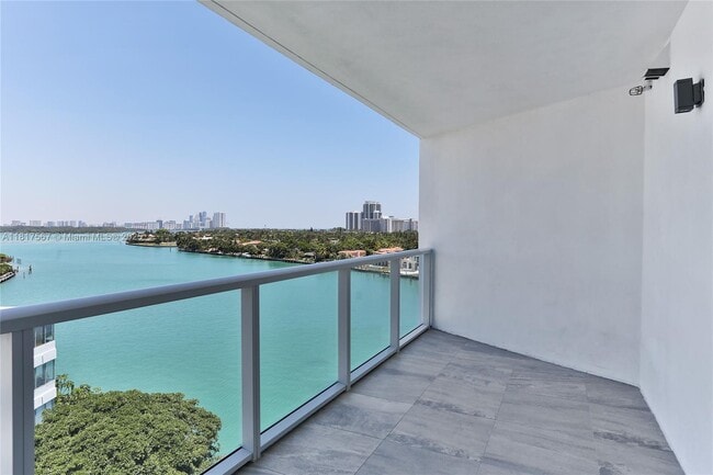 Foto del edificio - 9821 E Bay Harbor Dr