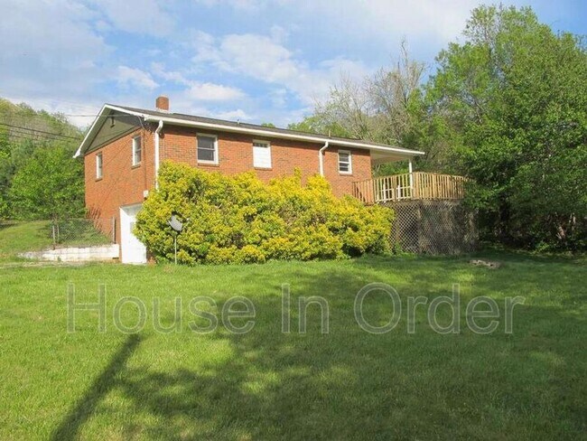 Foto del edificio - 392 Bee Tree Rd