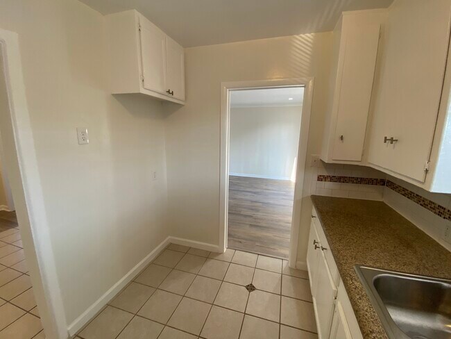 Kitchen - 7421 Hazeltine Ave
