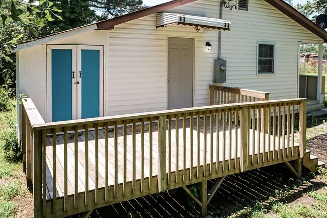 Building Photo - Three Bedroom Home!