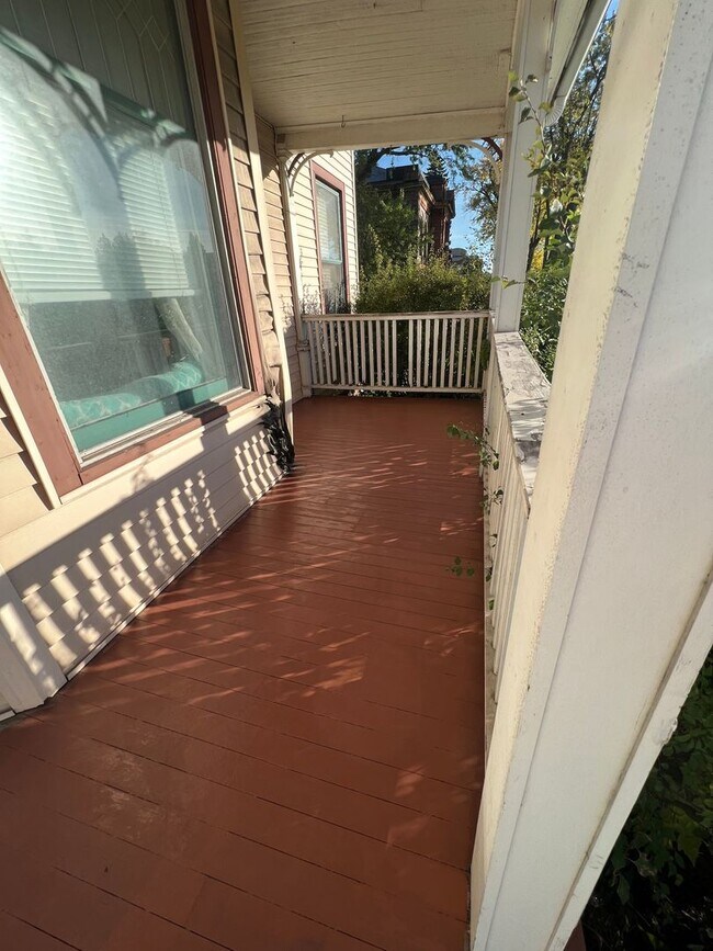 Foto del edificio - AVAILABLE JUNE - Upper 2 Bed 1 Bath Apt w/ Private Laundry