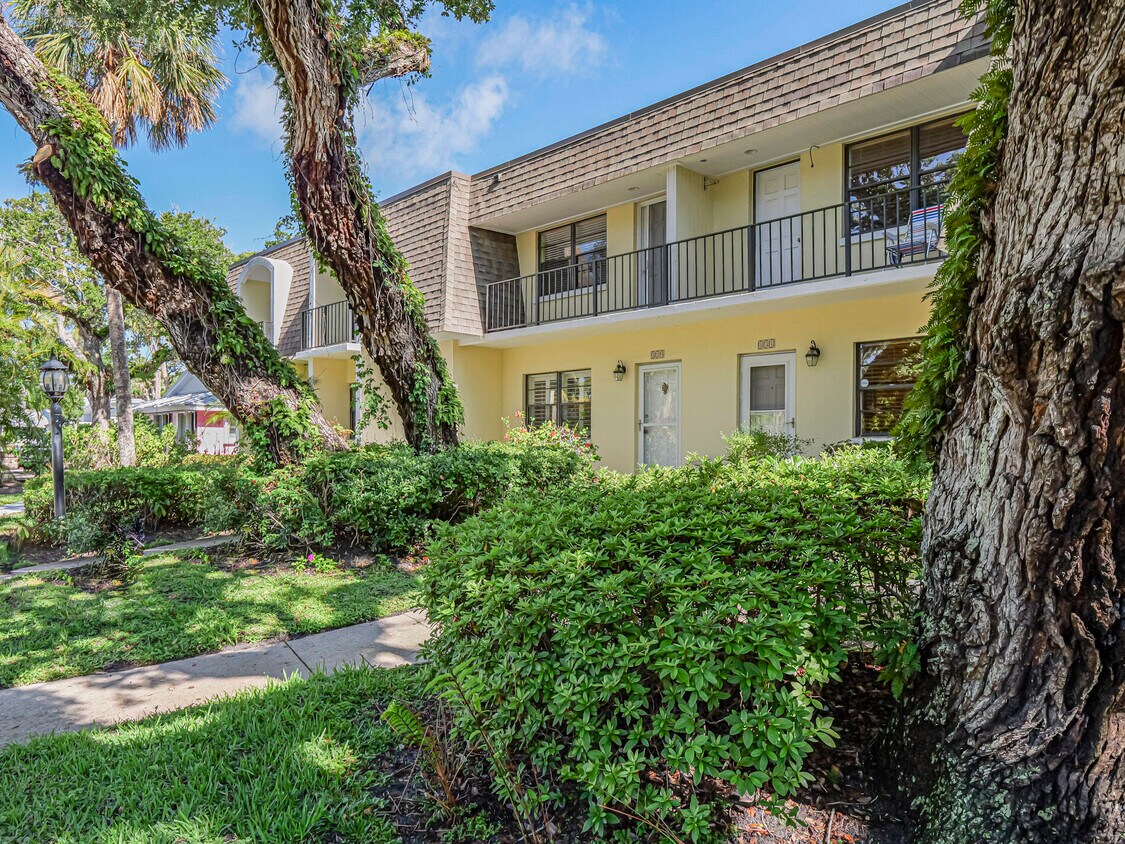 Foto principal - 829 Camelia Ln