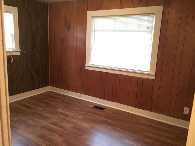 Building Photo - 2 bed, 1 bath Located in Sumner Neighborhood!!!
