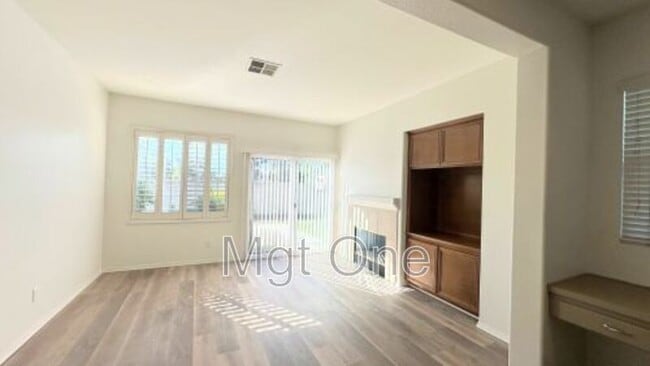 Foto del edificio - 22365 Summer Holly Ave