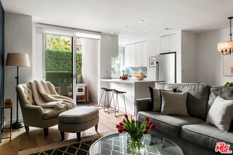 Building Photo - 7250 Franklin Ave