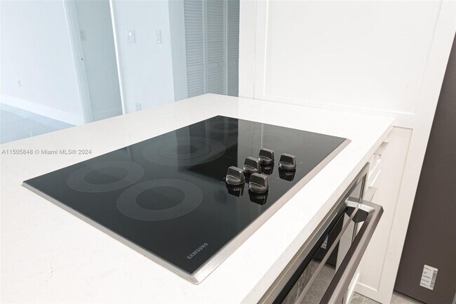 Foto del edificio - 6801 Indian Creek Dr