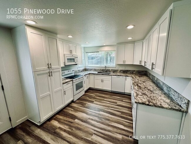 Building Photo - 1055 Pinewood Dr