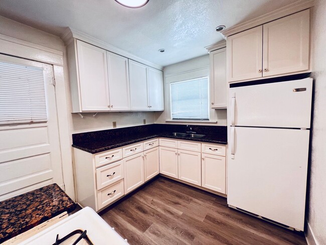 Building Photo - Spacious Cute one bedroom a block from the...