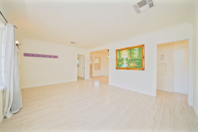 Foto del edificio - 349 E Newman Ave