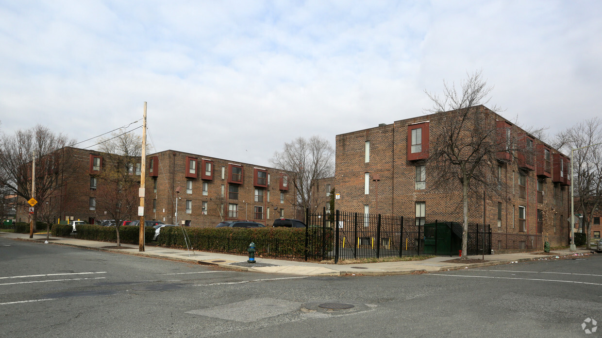 Foto del edificio - Benning Courts