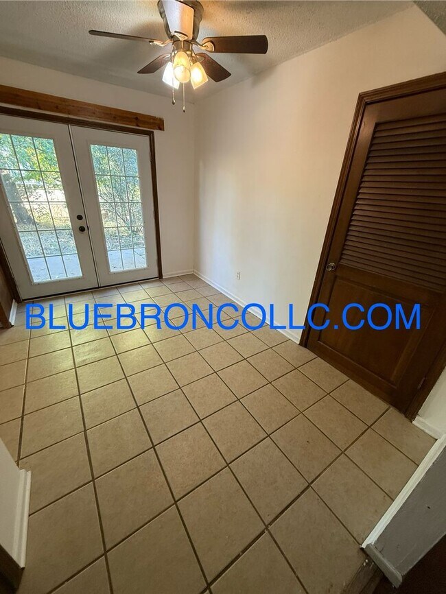 Foto del edificio - 717 NE Banner Dr