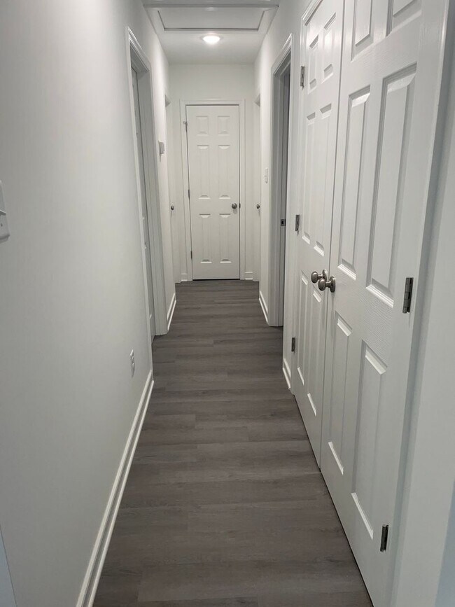 Building Photo - 3 bedroom / 1 bath apartment (Downstairs) ...