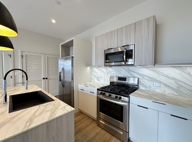Foto del edificio - 6340 W Belmont Ave