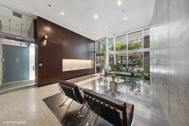 Building Photo - 550 N Saint Clair St