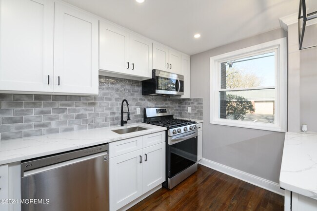 Building Photo - 15 Manor Dr