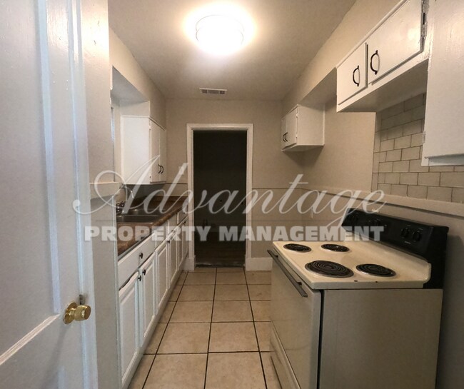 Foto del edificio - Dont miss this Move In Ready Colonial Acre...