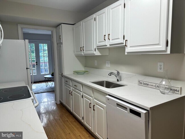 Building Photo - 4847 Chevy Chase Dr