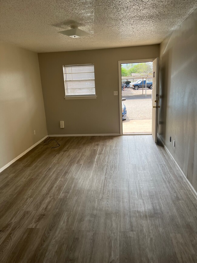 Building Photo - Four Seasons & Pepper Tree Apartments