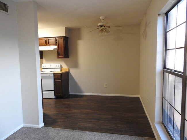 Building Photo - 2303 Elm Ave