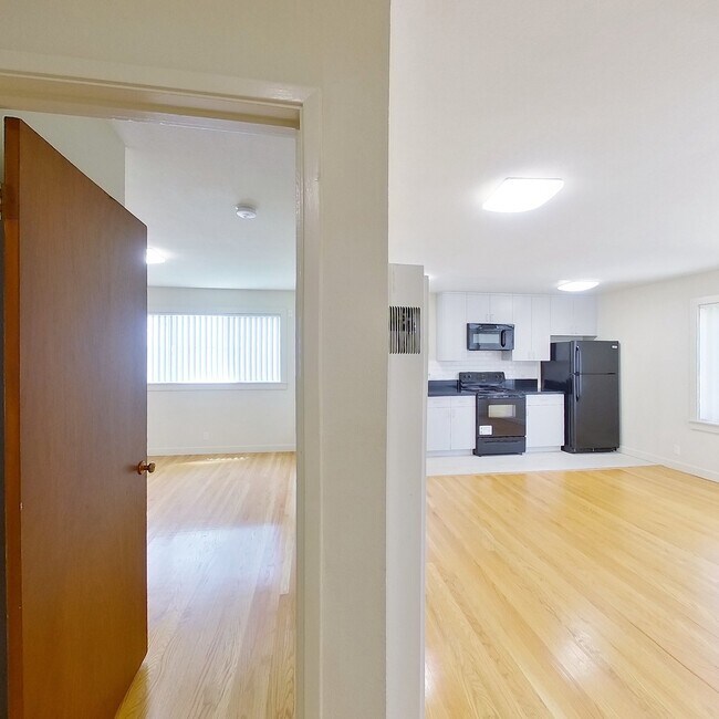 Building Photo - 2398 Parker St