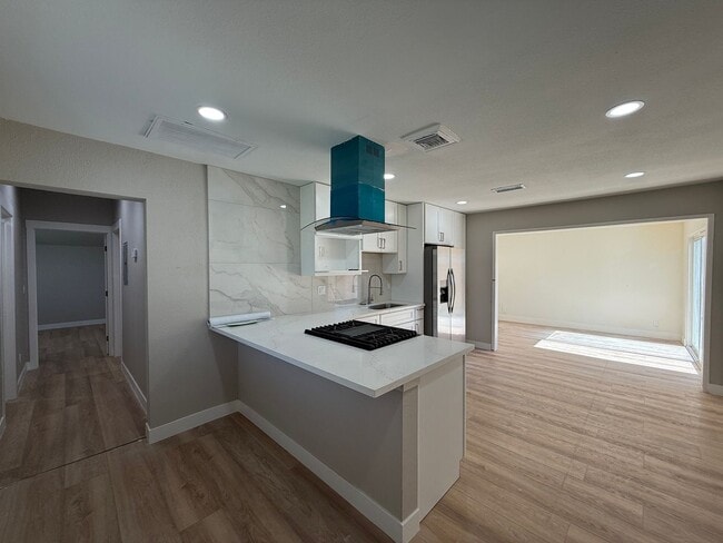 Building Photo - AV T 1105