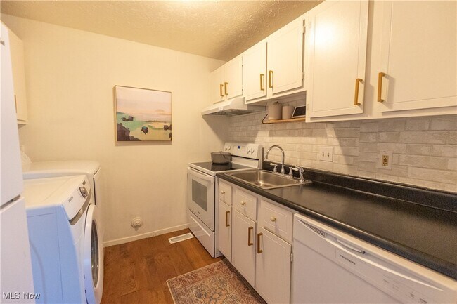 Building Photo - 216 Moore Rd