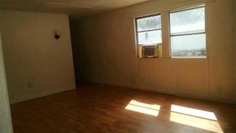 Building Photo - 3B/1B home is available!